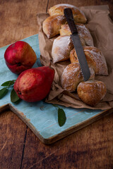 Wall Mural - Baguette Brötchen mit Birnen rustikal auf dem Schneidebrett