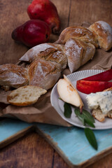 Wall Mural - Baguette Brötchen mit Gorgonzola Käse und Birne