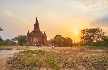 Canvas Print - Caneball players in Bagan archaeological site, Myanmar