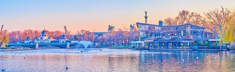 Canvas Print - Panorama of the City Park and Millennium Monument on Heroe's Square on background, Budapest, Hungary