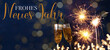 Frohes neues Jahr 2024 Silvester Neujahr Feiertag Grußkarte - Sektgläser, die anstoßen und Wunderkerzen, mit blauem Hinterrund