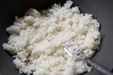 Fototapeta  - Ugotowany biały ryż w dużej szarej misce