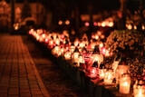 Znicze na cmentarzu w dzień wszystkich świętych 1 listopada