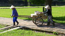 Vietnamesische Frauen Transportieren Baumaterial Auf Einem Handkarren	
