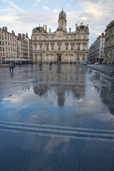 Wall Mural - la place des terreaux à Lyon et l'hôtel de ville après la pluie