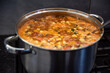 gotująca sie supa toskańska w dużym garnku stalowym