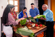 Retrato de familia latina cocinando juntos. Familia conservando una tradicion familiar. 