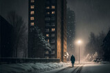 Mężczyzna idący przez zaśnieżone osiedle