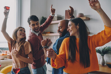 Canvas Print - Beautiful young people dancing and smiling while enjoying home party together