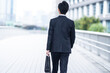 © K+K - ビジネスマンの後ろ姿
