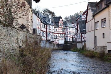 Canvas Print - Elz mit Stein und Fachwerkhäusern in Monreal