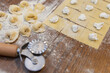 Relleno Tortellini de ricotta y nuez hechos a mano con herramientas manuales