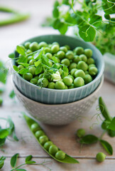 Wall Mural - Bowl with sweet pea pods