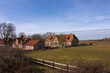 Traditionelle Bauernhäuser mit Weide in Pronstorf.