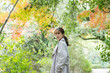 © peach100 - 森林公園を観光する女性
