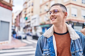 Poster - Young hispanic man smiling confident looking to the side at street