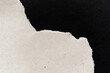 Primer plano de papel ecológico reciclable rasgado. Textura de papel. Papel vintage aislado sobre fondo negro. Detalles. Polvo y pelusa.	