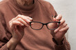 Persona mayor con gafas
