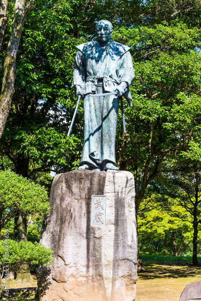 宮本武蔵・石像「二刀流の剣豪・（みやもとむさし）」日本庭園・茶室が