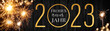 Frohes neues Jahr 2023, Silvester Party, Feuerwerk Hintergrund Banner lange Grußkarte -  Wunderkerzen, Bokeh Lichter und goldene Jahreszahl mit Text auf schwarzer Holz Textur