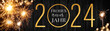 Frohes neues Jahr 2024, Silvester Party, Feuerwerk Hintergrund Banner lange Grußkarte -  Wunderkerzen, Bokeh Lichter und goldene Jahreszahl mit Text auf schwarzer Holz Textur