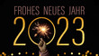 2023 Frohes neues Jahr Feiertag Grußkarte Banner - Mädchen hält Wunderkerze in ihrer Hand, goldene Jahreszahl mit Text deutsch, isoliert auf schwarzem Hintergrund