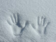 canvas print picture - Handabdruck von verliebtem Paar im Schnee
