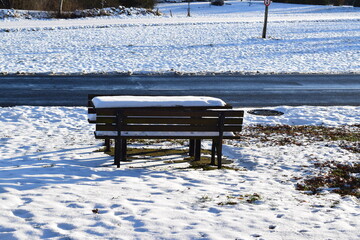 Canvas Print - Parkbänke und Tisch im Schnee