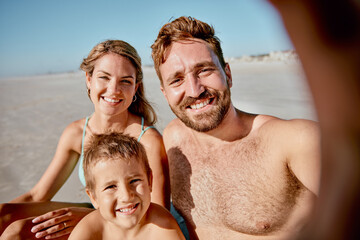 Canvas Print - Family, selfie and beach with smile, kid and summer sunshine on vacation, bonding and happy together. Mom, dad and child in digital picture by seaside, ocean and sand on holiday for sun in Cancun