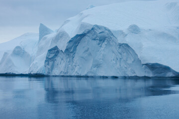  Grandes icebergs flotando sobre el mar, texturas y colores.