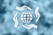 Klimaschutz Symbol mit Erde und Händen vor blauem Hintergrund