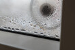 Wasser am fenster im Haus im Winter - Feuchtigkeit im Haus - Schimmel