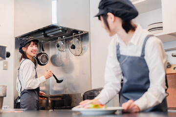 Poster - レストランのキッチンで働く2人の女性スタッフ