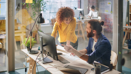Poster - Two Stylish Employees Discussing Work-Related Projects on Computer in Creative Agency in Loft Office. Young Creative Man and Woman Talking About a Corporate Project