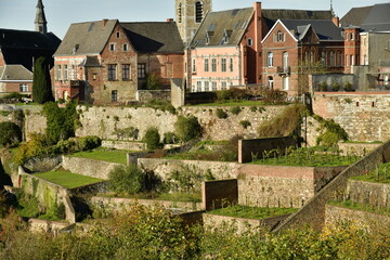 Vieilles bâtisses parfois avec ajouts modernes dominant les vignes en terrasses au centre historique de Thuin en Hainaut 