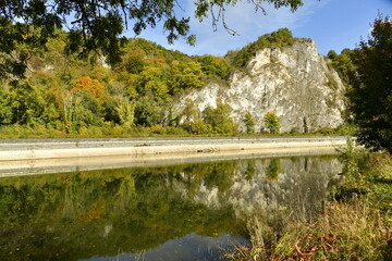 Les rochers majestueux entre la végétation luxuriante en automne dominant la Meuse à Anseremme au sud de Dinant 