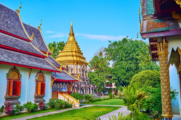 Canvas Print - Green garden and gilt Chedi of Wat Chiang Man temple, Chiang Mai, Thailand