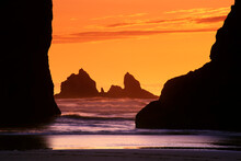 Sunset Over Beach, Surf And Rock Formations, Bandon Beach, Oregon Coast, Oregon, USA