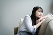 © arc image gallery - ソファーでくつろぐ日本人女子学生