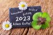 canvas print picture - Neujahr Grußkarte 2023, deutscher Text - Gesundheit, Glück, Erfolg, Alles Gute - Schiefertafel mit Kleeblatt auf Holz, Happy New Year 2023, Karte