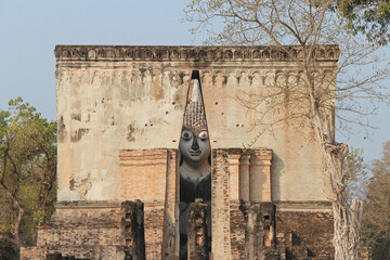 Wall Mural - ruined buddhist temple (wat si chum) in sukhothai (thailand)