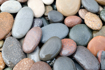 Aufkleber - Smooth round wet pebbles texture background. Pebble sea beach close-up
