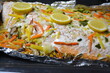 Filets de saumon frais en papillote aux petits légumes et citron