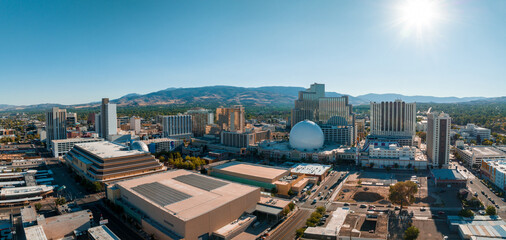 Fototapete - Panoramic aerial view of the city of Reno cityscape in Nevada. Downtown Reno, Nevada, with hotels, casinos and the surrounding High Eastern Sierra foothills.