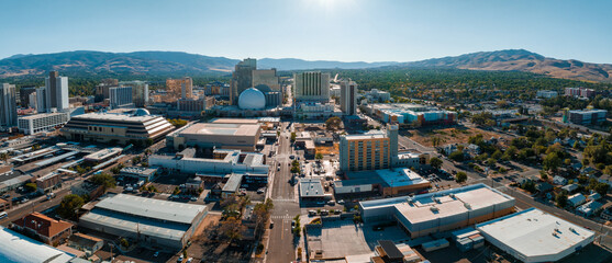 Fototapete - Panoramic aerial view of the city of Reno cityscape in Nevada. Downtown Reno, Nevada, with hotels, casinos and the surrounding High Eastern Sierra foothills.