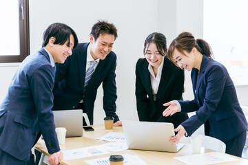 Poster - 会社の会議室で会議・打ち合わせ・ミーティングする男女（税理士・会計士・弁護士・商談・プランナー）
