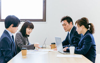 Poster - 会社の会議室で会議・打ち合わせ・ミーティングするビジネスマンとビジネスウーマン（男女・アジア人）
