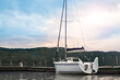 Jacht w porcie nad Jeziorem Solińskim w Bieszczadach (Polska) oświetlony delikatnie zachodzącym słońcem