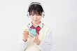 © siro46 - ヘッドホンをしてスマホで音楽を聴く女子高生　白背景