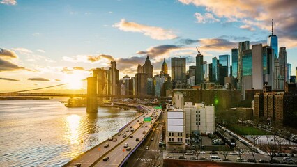 Fototapete - Panoramic view of Brooklyn bridge and Manhattan. Timelapse at sunset, New York City.